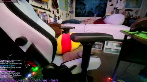 Snapshot of aaronskeetman chatting on 5, 10, 2025 Aaron Skeetman online show from 5, 10, 2025