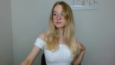 Abby Lovense is active online show from 9, 9, 2025