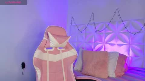 Abril  online show from 5, 11, 2025