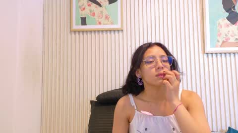 Snapshot of abrilmirren chatting on 10, 4, 2026 abrilmirren online show from 10, 4, 2026