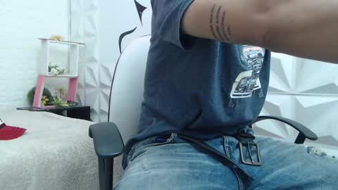 Snapshot of adam_evehotroom chatting on 5, 2, 2025 adam_evehotroom online show from 5, 2, 2025