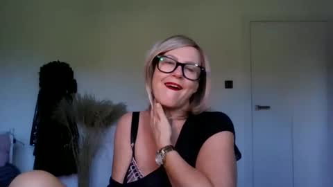 Snapshot of adelemilf40 chatting on 27, 9, 2025 adelemilf40 online show from 27, 9, 2025