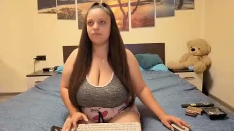 Adellineee online show from 15, 6, 2026