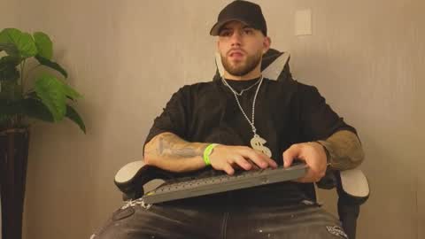 Snapshot of ades_lowe chatting on 2, 11, 2025 Ades online show from 2, 11, 2025