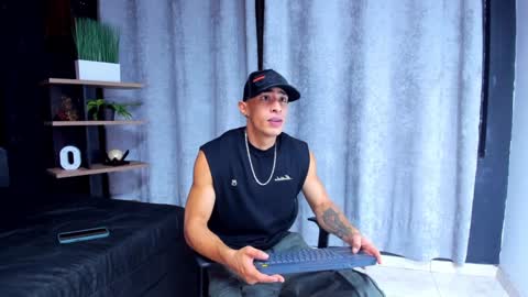 Snapshot of adrian_rae chatting on 4, 1, 2025   online show from 4, 1, 2025