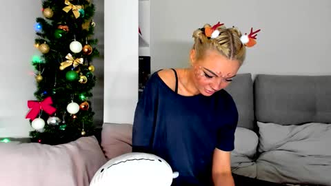 Snapshot of adriana_coy_ chatting on 17, 12, 2025 Adriana online show from 17, 12, 2025