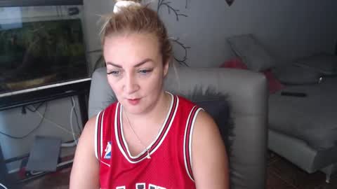 Adriana Paredes  online show from 4, 2, 2025