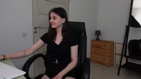 Agelina Lilly Laura online show from 5, 1, 2025