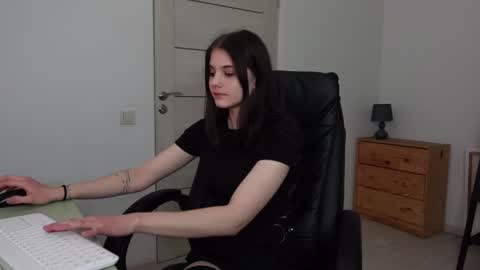 Agelina Lilly Laura online show from 5, 1, 2025