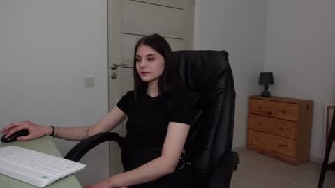 Agelina Lilly Laura online show from 6, 1, 2025