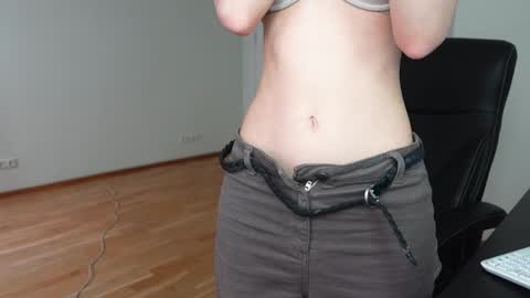 Agelina Lilly Laura online show from 3, 5, 2026