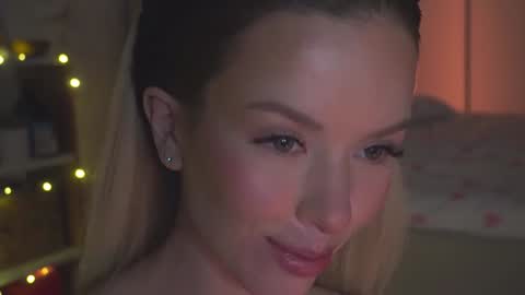 Snapshot of agent_blonde chatting on 10, 10, 2025 May online show from 10, 10, 2025