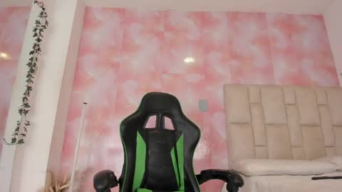 Snapshot of aida_rose chatting on 8, 4, 2026 karoline online show from 8, 4, 2026