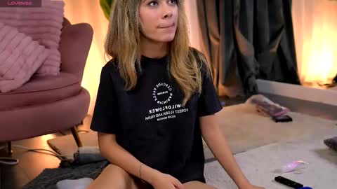 Snapshot of aishleybee chatting on 13, 12, 2025 Aish online show from 13, 12, 2025