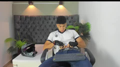 Snapshot of alan_redinger chatting on 27, 9, 2025 Alan online show from 27, 9, 2025