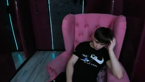 Snapshot of alejandro_ellias chatting on 5, 4, 2026 Alejandro online show from 5, 4, 2026