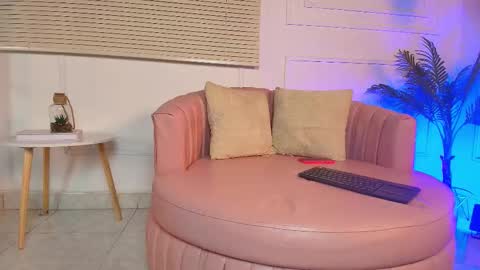 Snapshot of alessia_moon1 chatting on 18, 10, 2025 Alejandra  online show from 18, 10, 2025