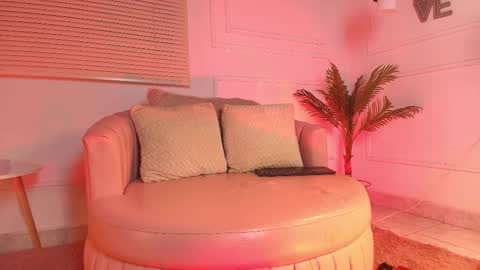 Snapshot of alessia_moon1 chatting on 24, 10, 2025 Alejandra  online show from 24, 10, 2025