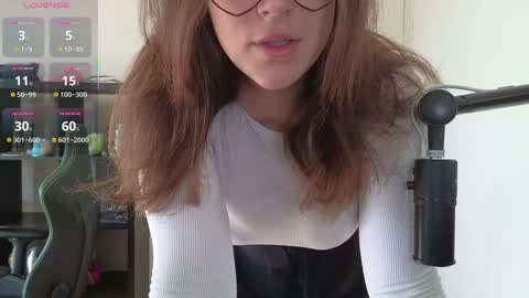 Snapshot of alexa_dream chatting on 8, 10, 2025 dont be afraid to click social media link its  working  just click on that  online show from 8, 10, 2025