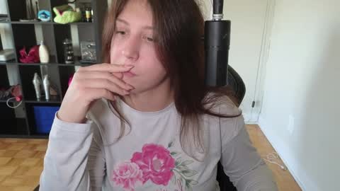 Snapshot of alexa_dream chatting on 15, 10, 2025 dont be afraid to click social media link its  working  just click on that  online show from 15, 10, 2025