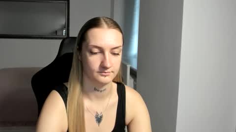 Snapshot of alexafragile chatting on 1, 10, 2025 Alexa online show from 1, 10, 2025