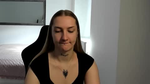 Snapshot of alexafragile chatting on 15, 10, 2025 Alexa online show from 15, 10, 2025