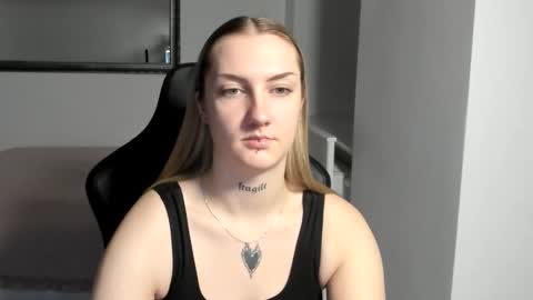 Snapshot of alexafragile chatting on 19, 11, 2025 Alexa online show from 19, 11, 2025