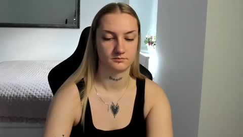 Snapshot of alexafragile chatting on 4, 12, 2025 Alexa online show from 4, 12, 2025