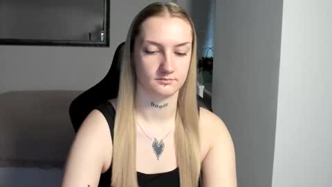 Snapshot of alexafragile chatting on 5, 12, 2025 Alexa online show from 5, 12, 2025