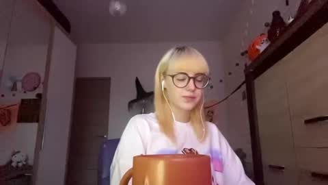 Snapshot of alexandragaber chatting on 12, 11, 2025 Lia online show from 12, 11, 2025