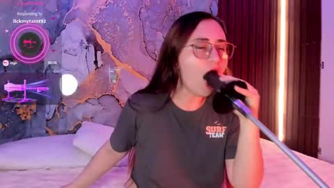 Snapshot of alice_cute77 chatting on 6, 10, 2025 Mey online show from 6, 10, 2025