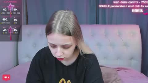 Snapshot of alice_halle chatting on 13, 10, 2025 alice_halle online show from 13, 10, 2025