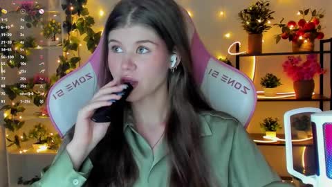 Snapshot of alice_tails chatting on 8, 9, 2025 Alice online show from 8, 9, 2025