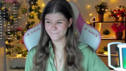 Snapshot of alice_tails chatting on 9, 9, 2025 Alice online show from 9, 9, 2025