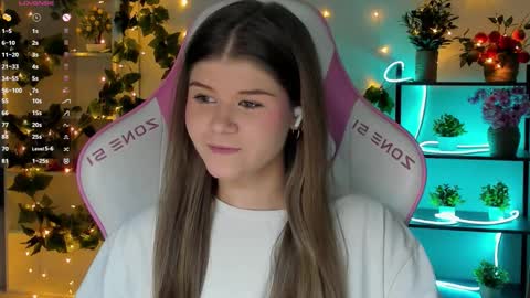 Snapshot of alice_tails chatting on 25, 9, 2025 Alice online show from 25, 9, 2025
