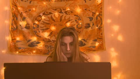 Snapshot of aliceinredsquare_ chatting on 2, 4, 2026 Alice online show from 2, 4, 2026