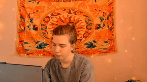 Snapshot of aliceinredsquare_ chatting on 4, 4, 2026 Alice online show from 4, 4, 2026