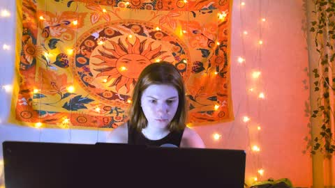 Snapshot of aliceinredsquare_ chatting on 9, 4, 2026 Alice online show from 9, 4, 2026