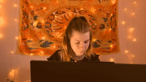 Snapshot of aliceinredsquare_ chatting on 10, 4, 2026 Alice online show from 10, 4, 2026