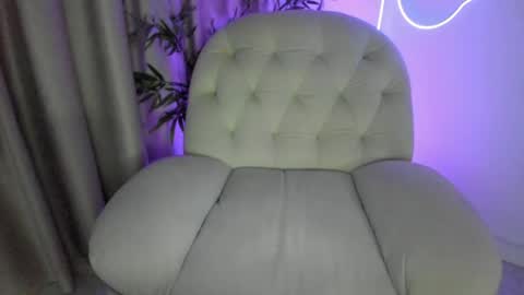 Snapshot of alicelevine chatting on 16, 4, 2026 AliceLevine online show from 16, 4, 2026