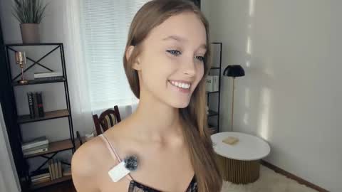 Snapshot of alicemelison chatting on 8, 11, 2025 Serena online show from 8, 11, 2025