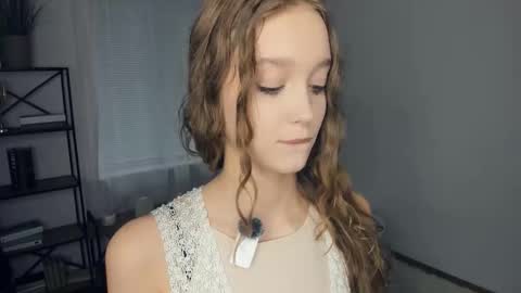 Snapshot of alicemelison chatting on 24, 11, 2025 Serena online show from 24, 11, 2025