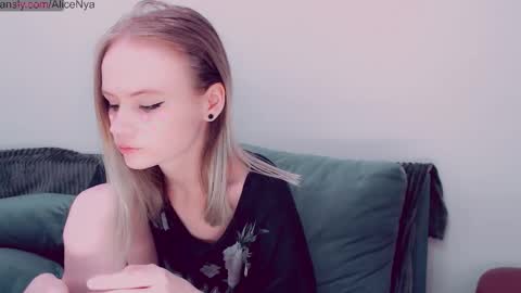 Snapshot of alicenya chatting on 29, 10, 2025 Alice online show from 29, 10, 2025