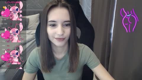 Snapshot of aliceweiss_ chatting on 7, 11, 2025 Alice online show from 7, 11, 2025