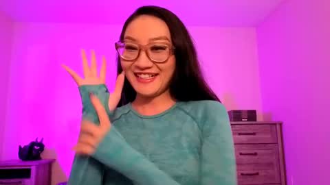 Alicia Hebi online show from 5, 10, 2025