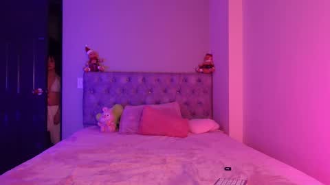 alisha_olsen_ online show from 4, 12, 2025