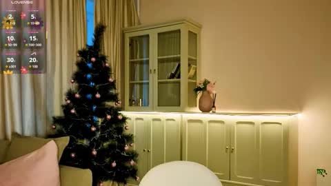 Snapshot of alisia_mars chatting on 18, 12, 2025 Alisia online show from 18, 12, 2025