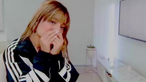 Snapshot of alisondiaz_ chatting on 8, 1, 2025 Alison diaz online show from 8, 1, 2025