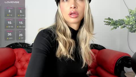 Alisson Domit  online show from 31, 12, 2024