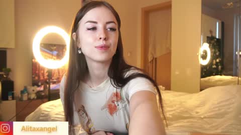 Snapshot of alitaangel_ chatting on 5, 1, 2025 A L I T A online show from 5, 1, 2025